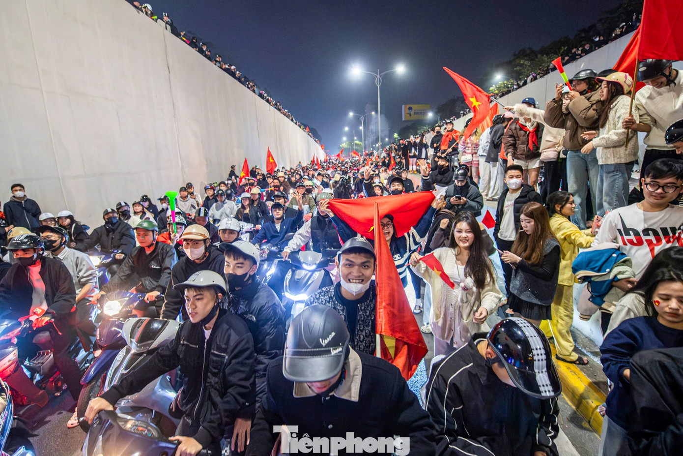 Ai nấy đều hòa mình trong niềm vui chiến thắng của U23 Việt Nam trước U23 Hàn Quốc – đối thủ được đánh giá rất mạnh tại giải đấu năm nay.