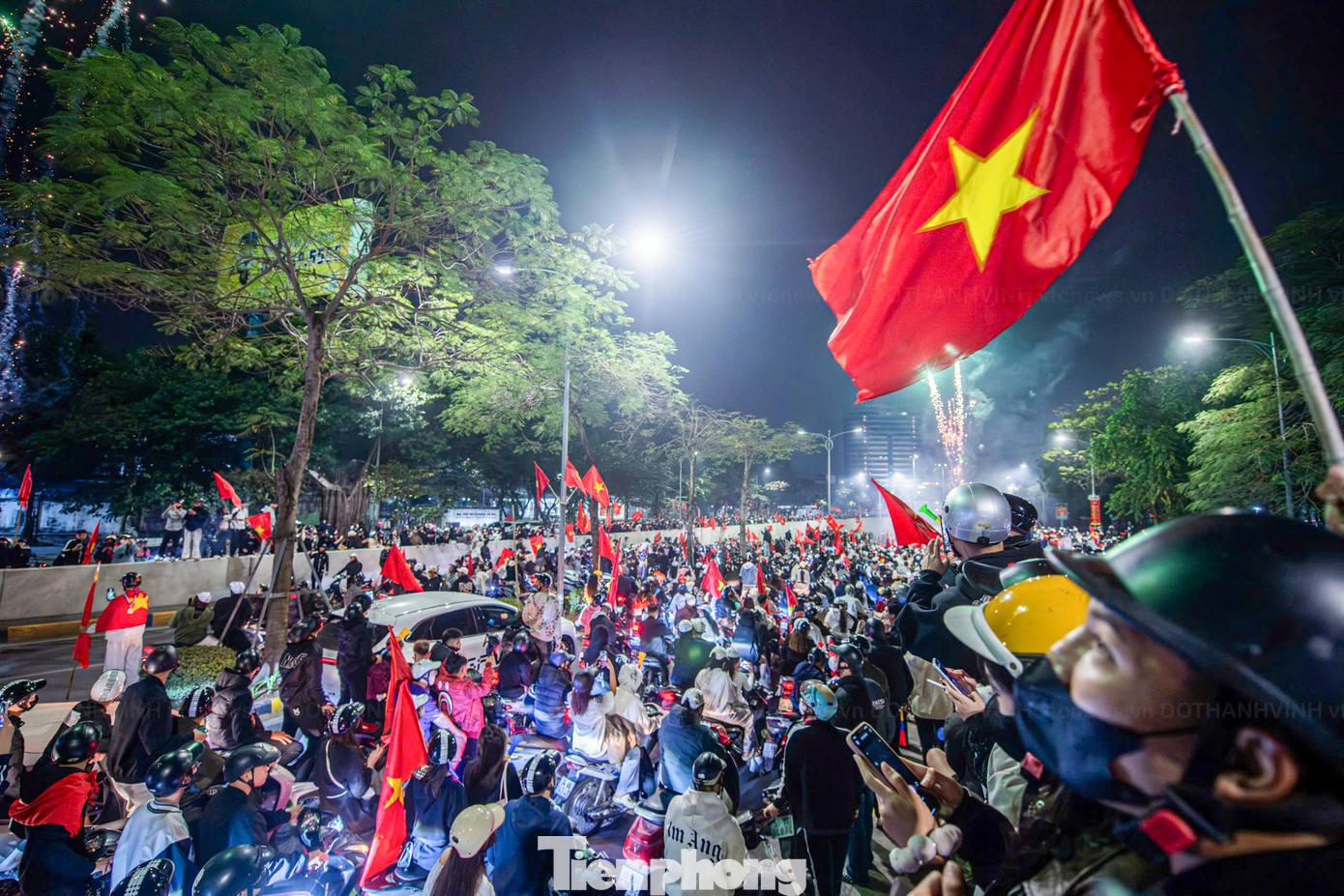Không khí rực rỡ cờ hoa tại Hà Nội trong đêm không ngủ của người hâm mộ bóng đá Việt Nam