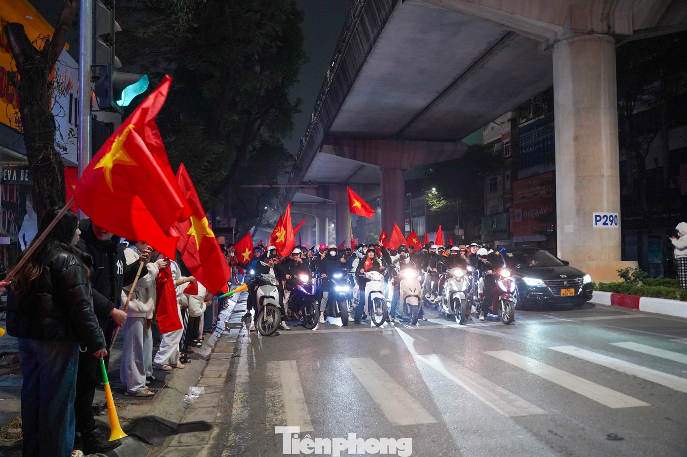 Người hâm mộ Hà Nội xuyên đêm amp;#34;đi bãoamp;#34; mừng U23 Việt Nam giành HCĐ châu Á - 12