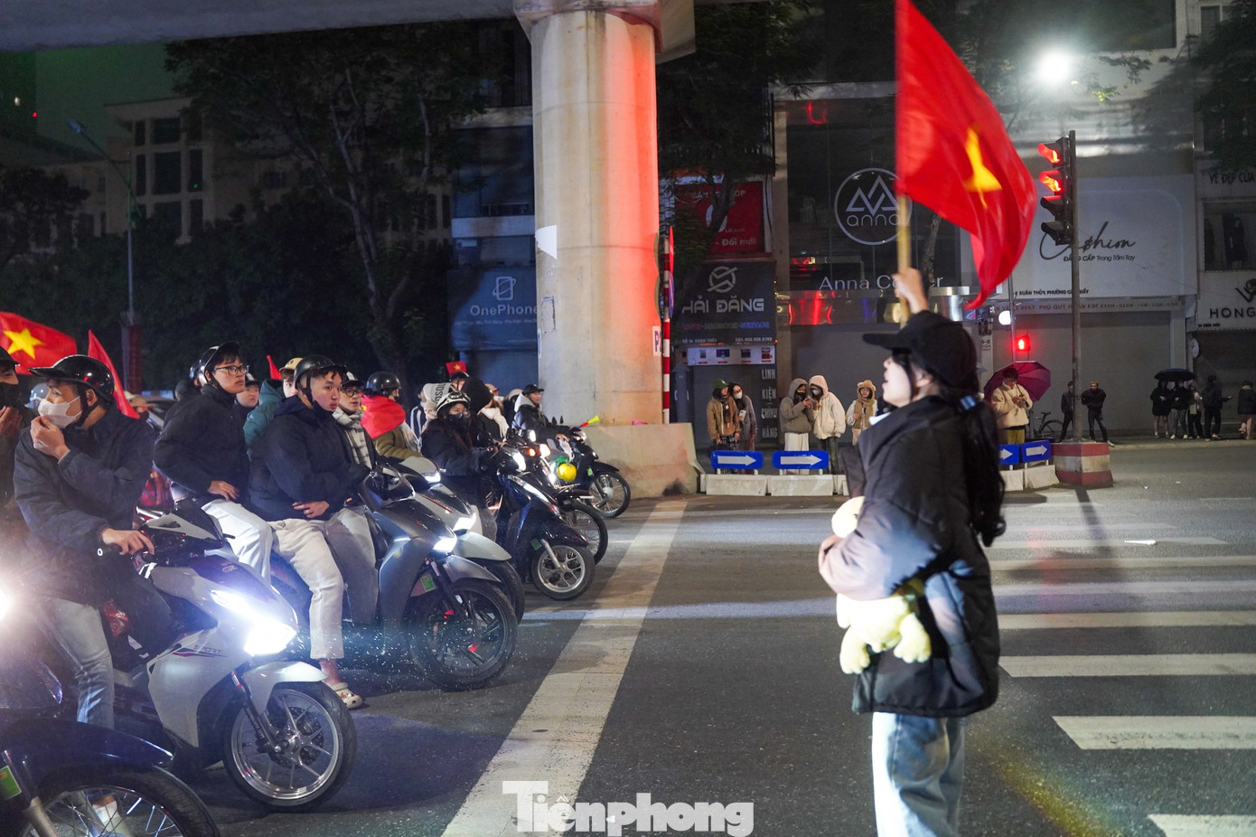 Người hâm mộ Hà Nội xuyên đêm amp;#34;đi bãoamp;#34; mừng U23 Việt Nam giành HCĐ châu Á - 13