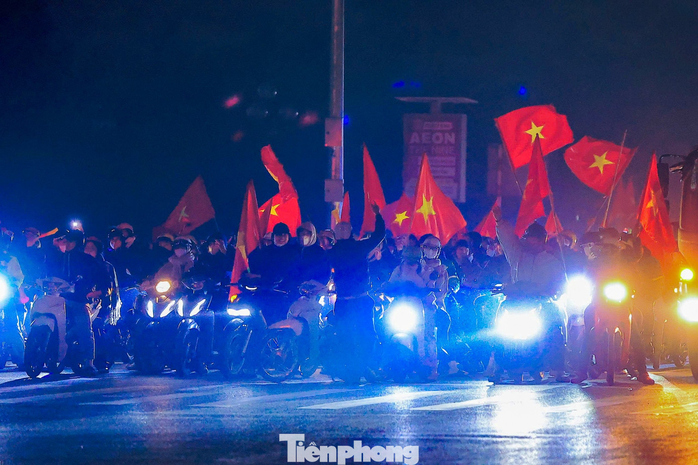 Dù lượng phương tiện đông, người hâm mộ “đi bão” vẫn ăn mừng trật tự, chấp hành đèn tín hiệu và di chuyển đúng quy định.