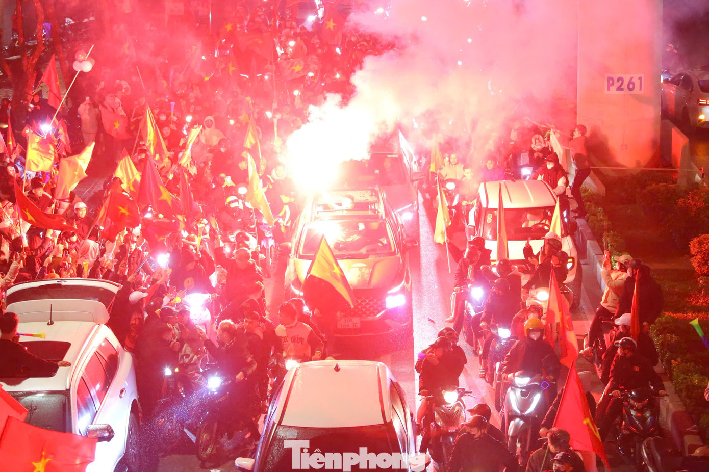 Không khí ăn mừng vẫn vô cùng cuồng nhiệt dù đã bước sang 3 giờ sáng.