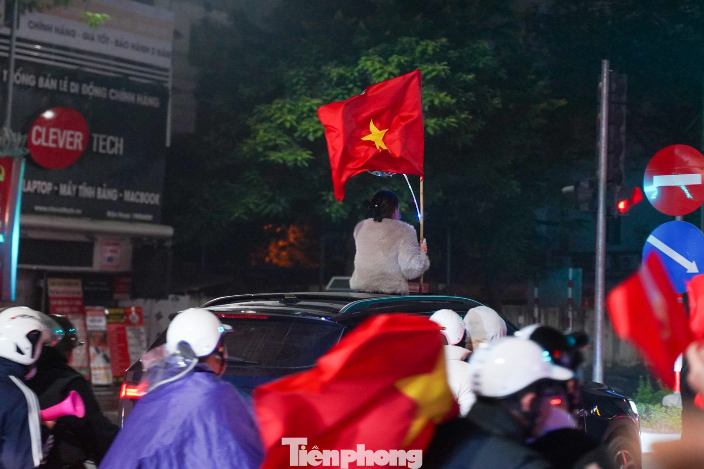 Người hâm mộ Hà Nội xuyên đêm amp;#34;đi bãoamp;#34; mừng U23 Việt Nam giành HCĐ châu Á - 16