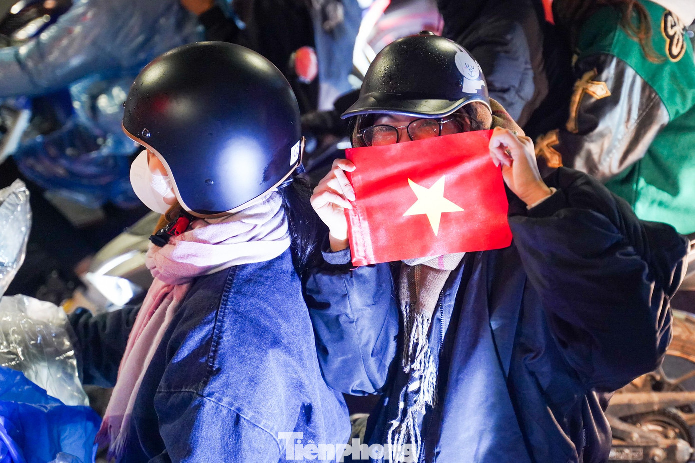 Dù thời điểm đêm nhiệt độ chỉ khoảng 10 - 12 độ C, nhưng không khí trên các tuyến đường vẫn nóng hơn bao giờ hết.