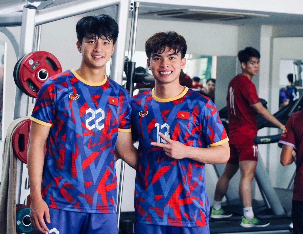 Thủ môn Văn Bình (trái) bên đồng đội.