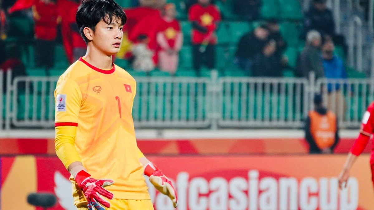 Văn Bình không chỉ được đánh giá tốt về chuyên môn mà diện mạo cũng gây sốt với người hâm mộ. Anh có chiều cao nổi trội, gương mặt sáng.