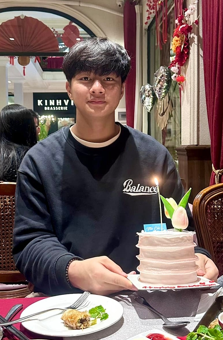 Văn Bình trong dịp sinh nhật tuổi 19.