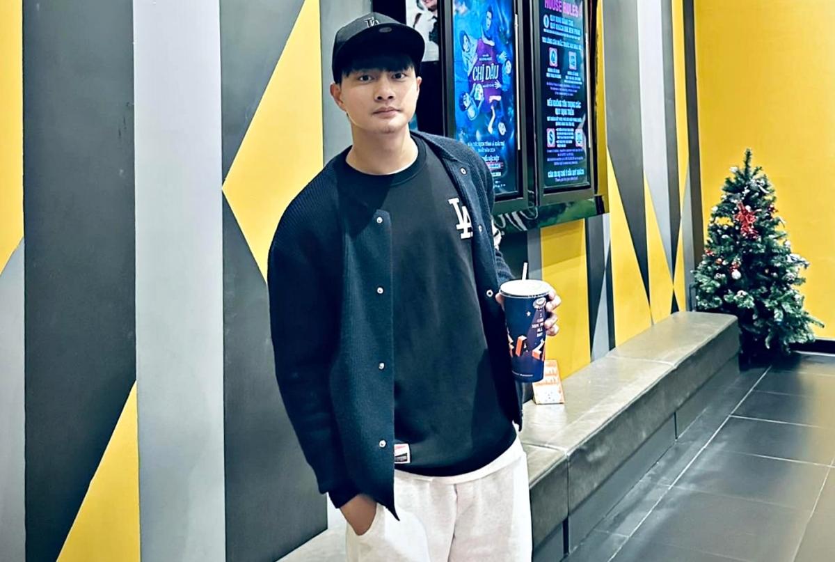 Đời thường, anh thích mặc trẻ trung với trang phục đơn giản như áo thun, khoác phối cùng giày thể thao, mũ lưỡi trai.