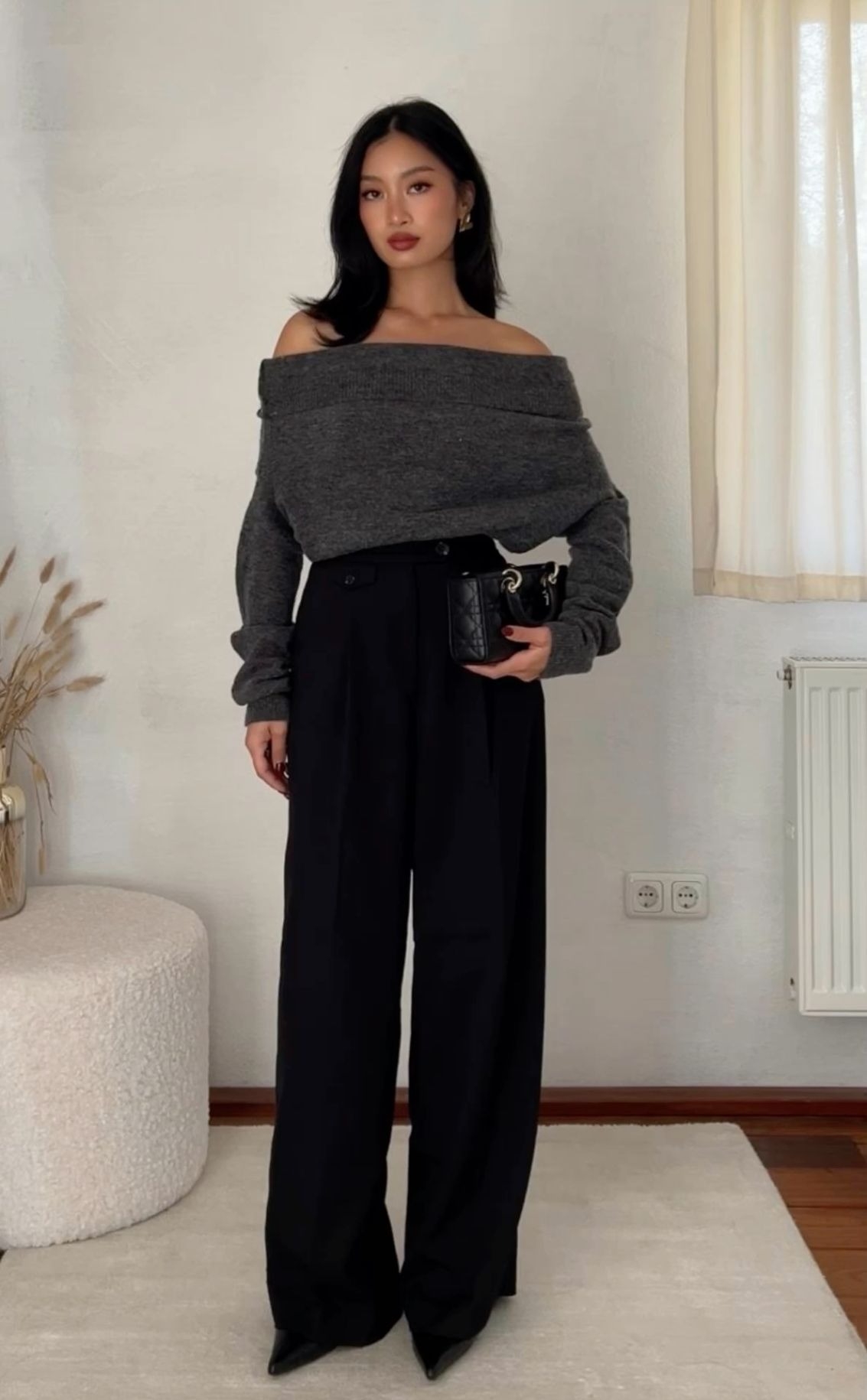 Theo WWW, áo len trễ vai sơ vin với quần cạp cao ống suông, kết hợp giày mũi nhọn giúp người mặc tôn dáng.