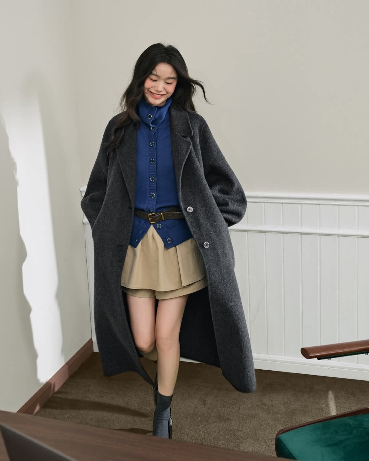 Những bạn tự tin vào vòng eo và đôi chân có thể chọn kiểu áo len dáng dài, thắt lưng bên ngoài, phối chân váy ngắn và áo khoác dạ.