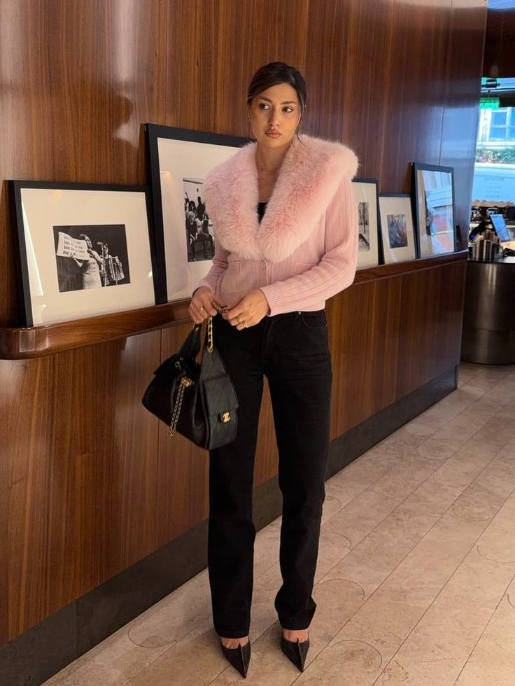 Trong các kiểu dáng, áo len có cổ viền lông là mẫu tạo cảm giác thanh lịch, sang trọng. Bạn nên phối chúng cùng quần ống đứng thay vì ống rộng.