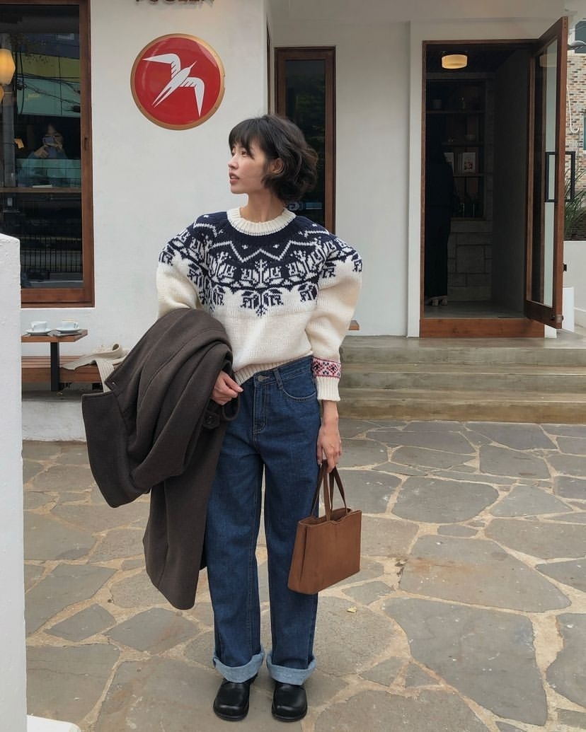 Áo len họa tiết Bắc Âu và quần jeans, giày loafer hoặc bốt cổ thấp, túi tote da lộn là công thức dành cho người ưa chuộng phong cách vintage.