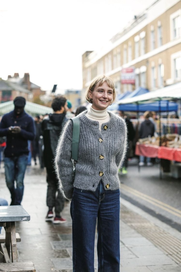 Tương tự, áo len cổ lọ và cardigan có thể đi cùng quần jeans ống đứng và giày búp bê.