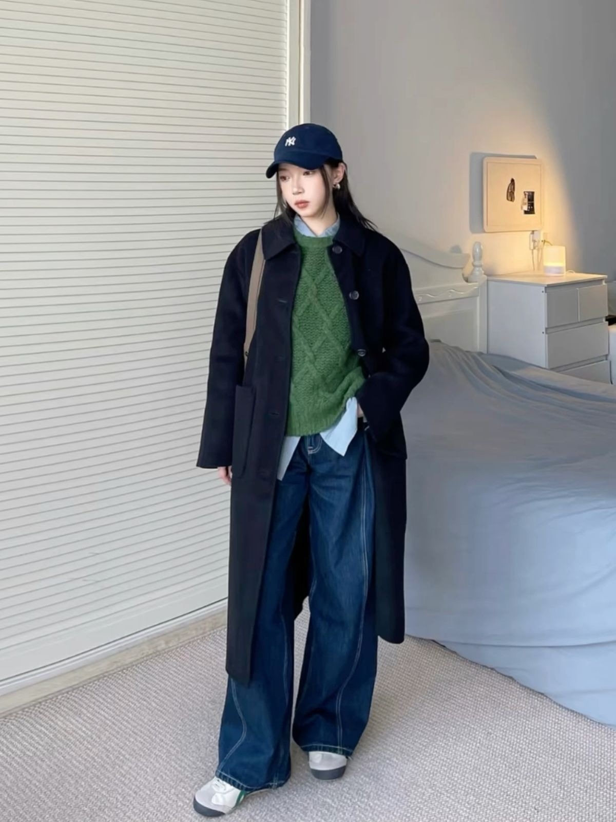 Sơ mi, áo len, quần jeans và măng tô là kiểu mặc yêu thích của nhiều fashionista vì không bao giờ lỗi mốt.