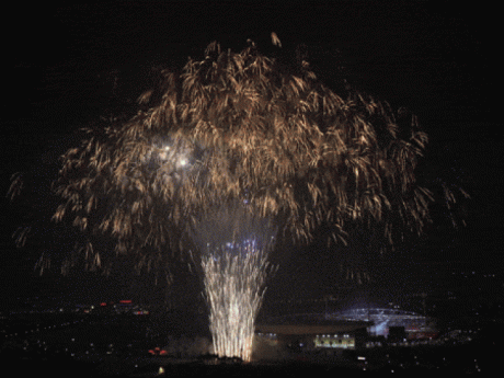 ​Pháo hoa rực sáng bầu trời Hà Nội