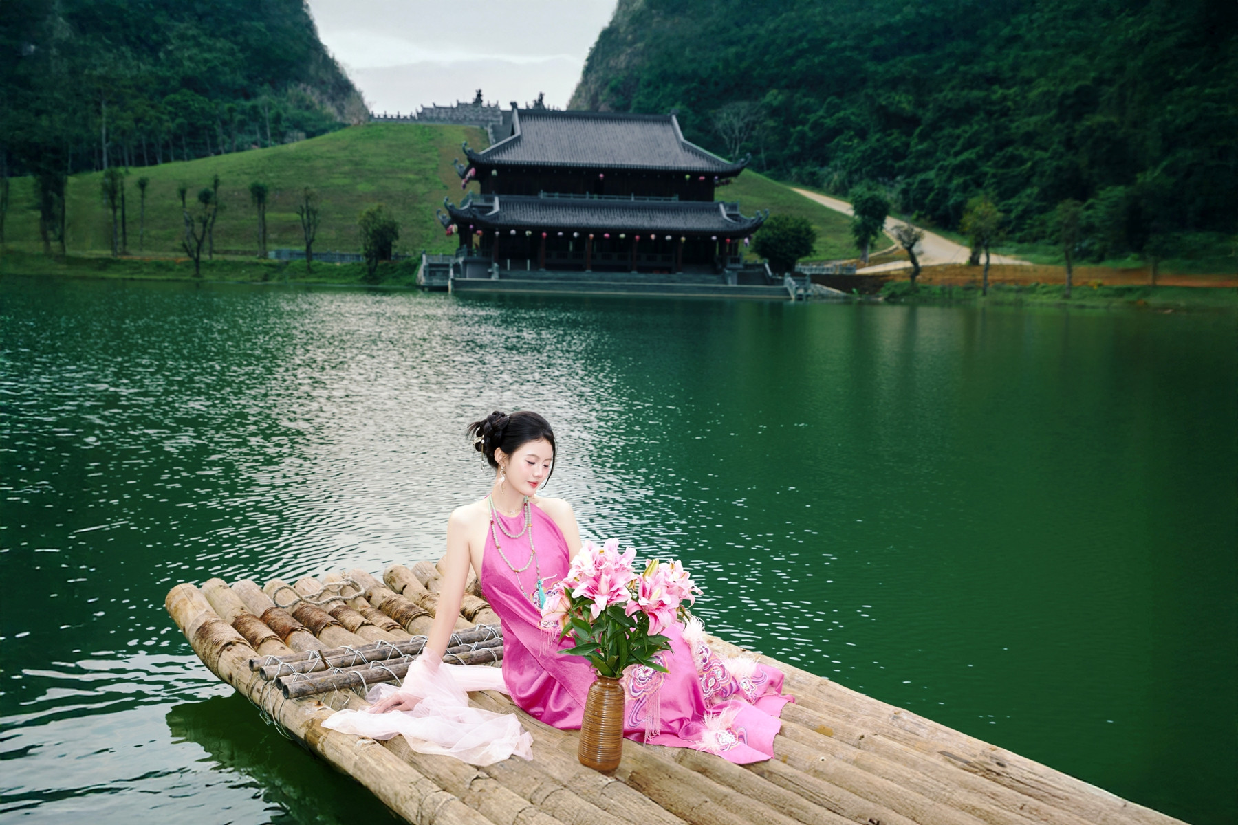 Nơi Đây Có Vẻ Đẹp Hoang Sơ, Yên Tĩnh Cùng Với Hồ Nước Tự Nhiên Trong Xanh Như Ngọc