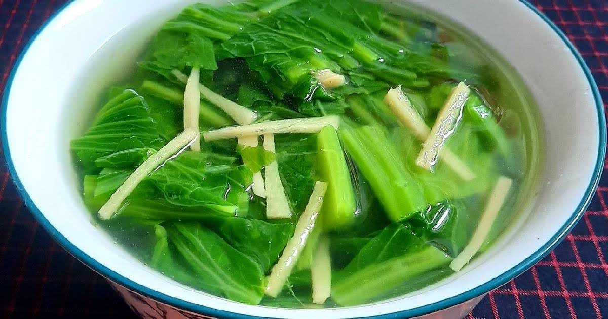 Canh cải bẹ xanh nấu gừng tuy là một món ăn đơn giản nhưng lại cực kỳ tốt cho người mới ốm dậy, cảm lạnh hoặc ho nhiều. Chỉ cần vài lát gừng thả vào nồi nước sôi, sau đó cho rau cải vào nấu chín và nêm nếm gia vị vừa miệng là bạn đã có ngay bát canh nóng ấm, thơm mùi gừng rất dễ ăn.