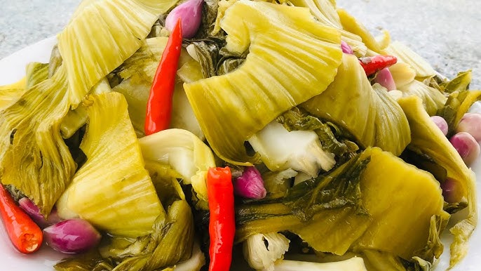 Dưa cải bẹ xanh muối chua có thể ví như “kim chi của Việt Nam”, không thể thiếu trong bữa cơm của nhiều gia đình Việt. Để muối cải bẹ xanh ngon, cải sau khi phơi nắng nhẹ sẽ được rửa sạch, vắt ráo, cho vào hũ và ngâm với nước muối pha chút đường, tỏi, ớt. Sau 2 - 3 ngày lên men, nếu thử thấy dưa cải có vị chua dịu nhưng vẫn giữ được độ giòn là đạt. Dưa cải bẹ xanh muối chua rất hợp để ăn kèm thịt kho, cá chiên hay làm nguyên liệu nấu canh chua giải nhiệt.