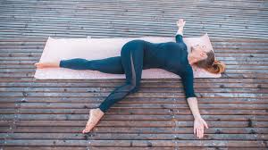 Cách thực hiện tư thế vặn mình khi nằm ngửa