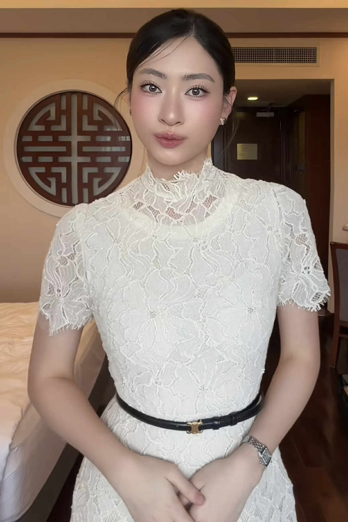 Trang phục ren thanh lịch được Lương Thùy Linh phối với loạt phụ kiện xa xỉ.