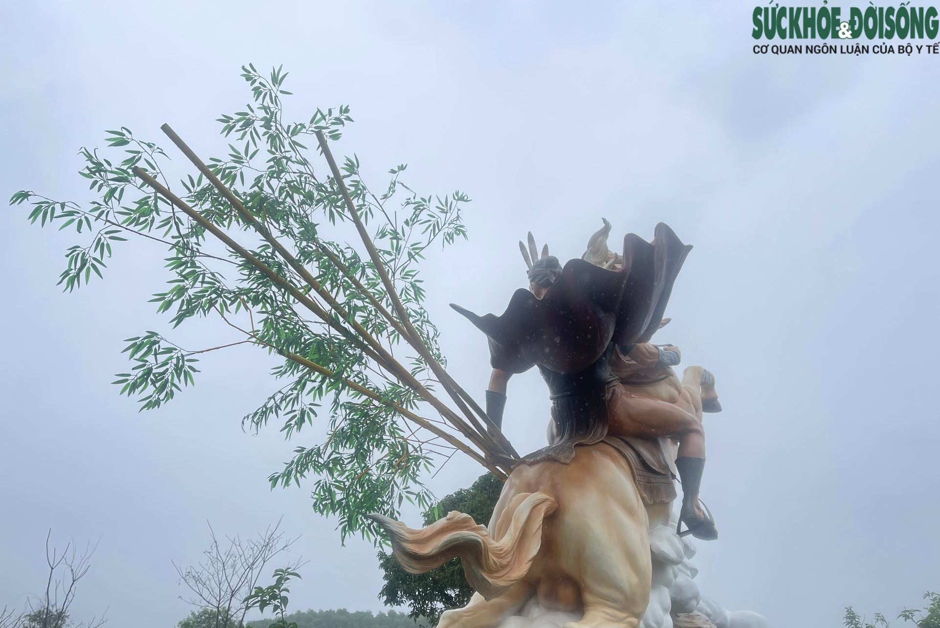 Cận cảnh bức tượng Thánh Gióng cưỡi thiên mã siêu thực gây sốt cộng ...