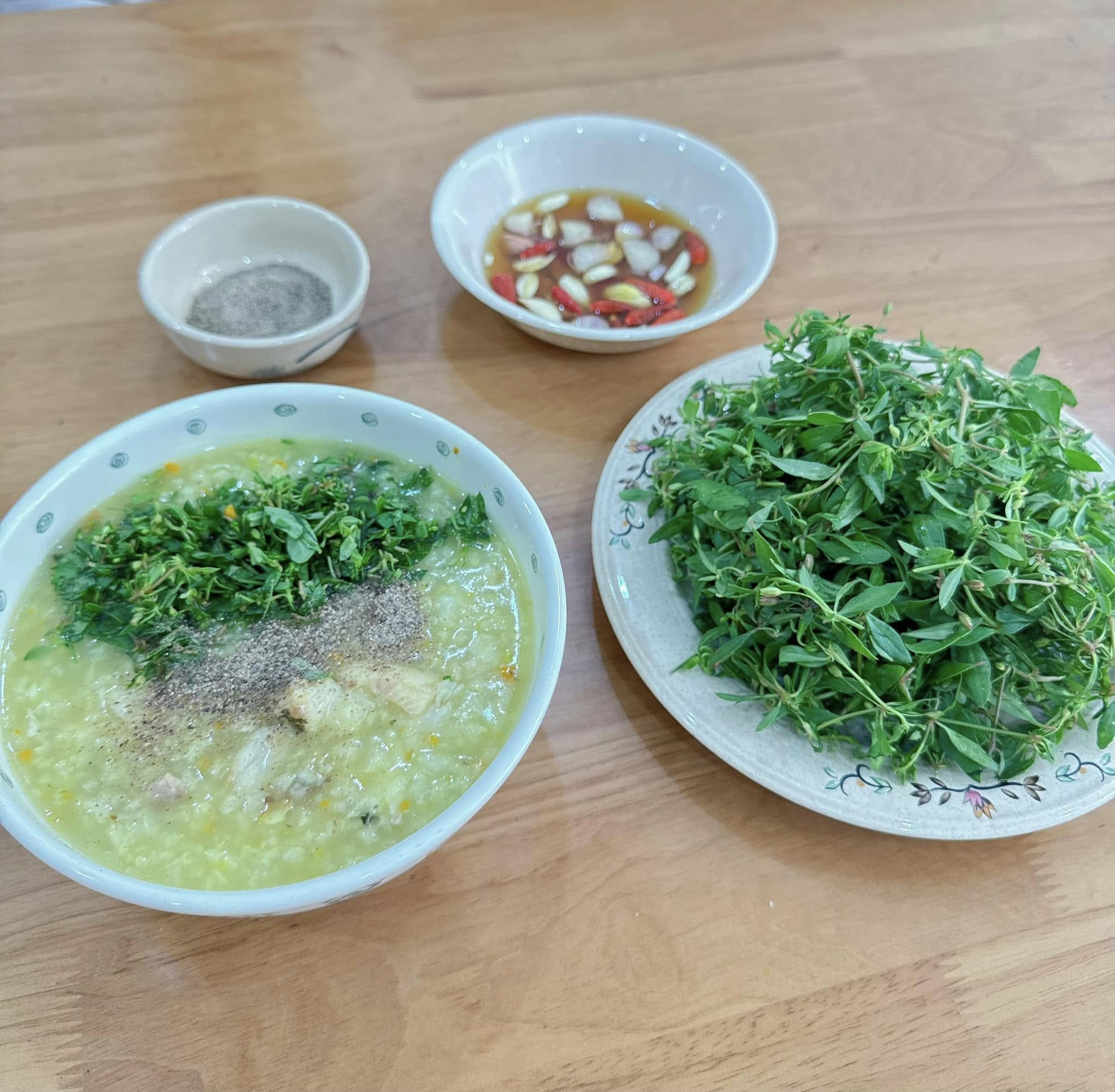 Món cháo cá ăn cùng rau đắng đất. Ảnh: Luyen Nguyen