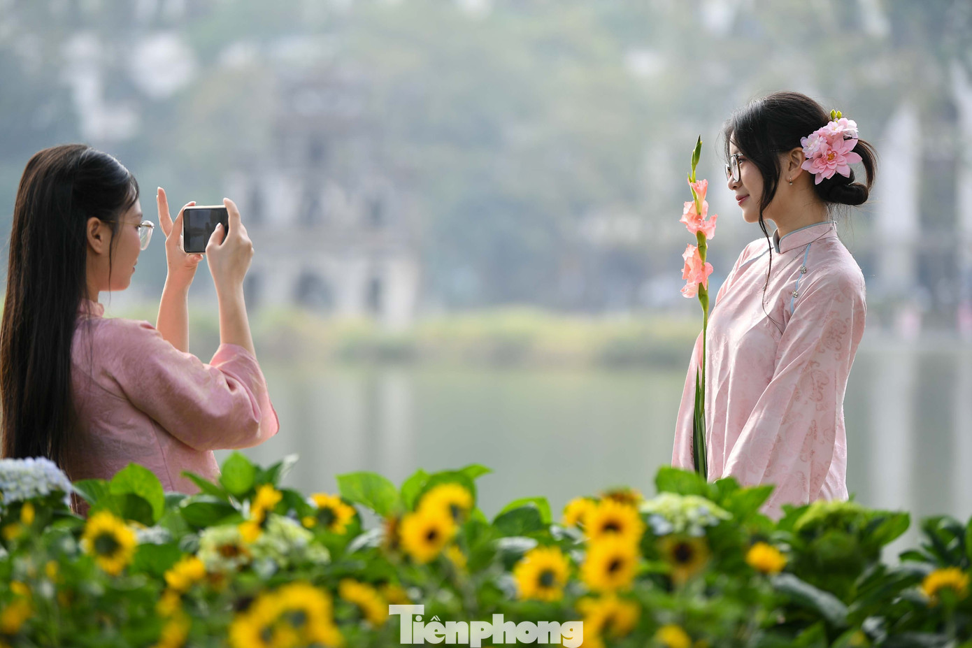 Chen chân chụp ảnh áo dài Tết ở Hồ Gươm - 3