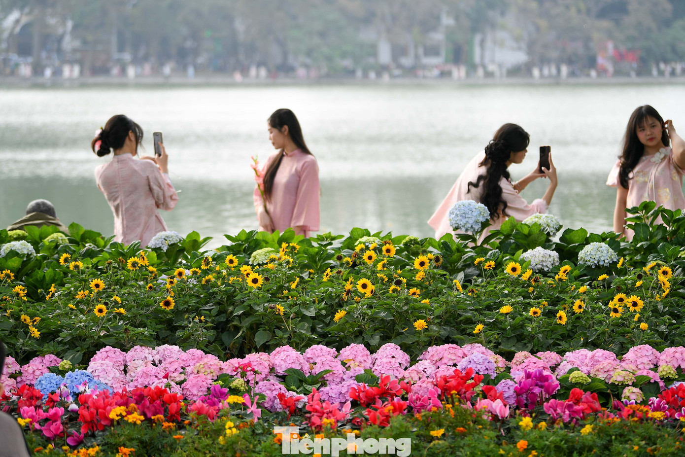 Theo ghi nhận, thời tiết thuận lợi để người dân tham gia các hoạt động ngoài trời. Nhiều bạn trẻ cho biết nền nhiệt 18 độ C tuy có phần lạnh nhưng không gây bất tiện, đặc biệt khi di chuyển nhẹ nhàng quanh hồ. Một số người kết hợp áo dài với khăn mỏng, giày bệt để vừa giữ ấm, vừa đảm bảo tính thẩm mỹ khi chụp ảnh.