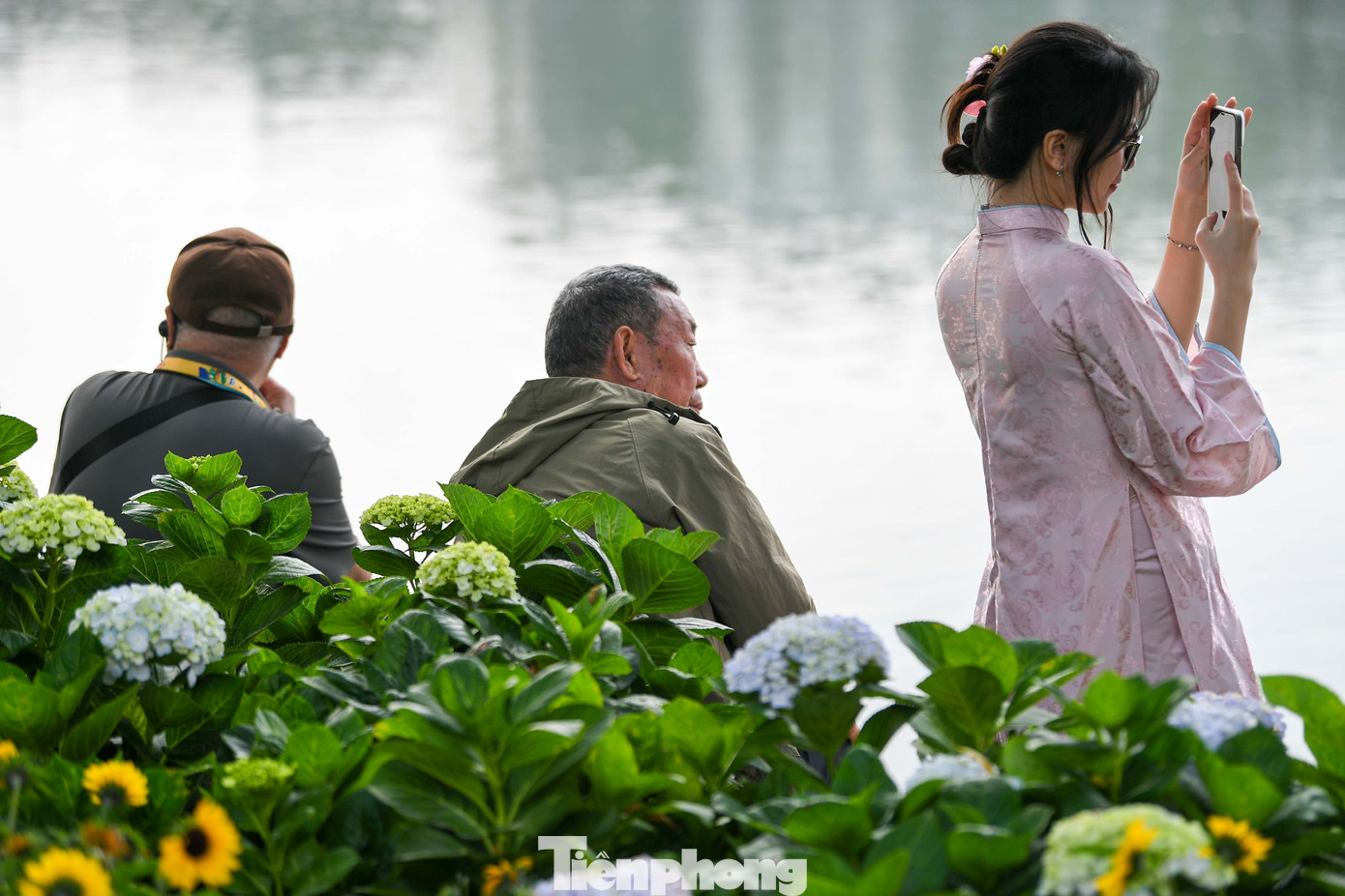 Mai Anh (21 tuổi, sinh viên tại Hà Nội) cho rằng việc mặc áo dài xuống phố không chỉ để lưu giữ hình ảnh cá nhân mà còn là cách cảm nhận Tết đang đến gần. “Khi thấy nhiều người mặc áo dài, trang trí quanh hồ cũng bắt đầu mang sắc xuân, mình có cảm giác Tết đến sớm hơn”, Mai Anh chia sẻ.