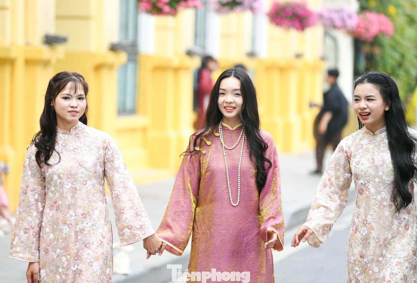 Chen chân chụp ảnh áo dài Tết ở Hồ Gươm - 9