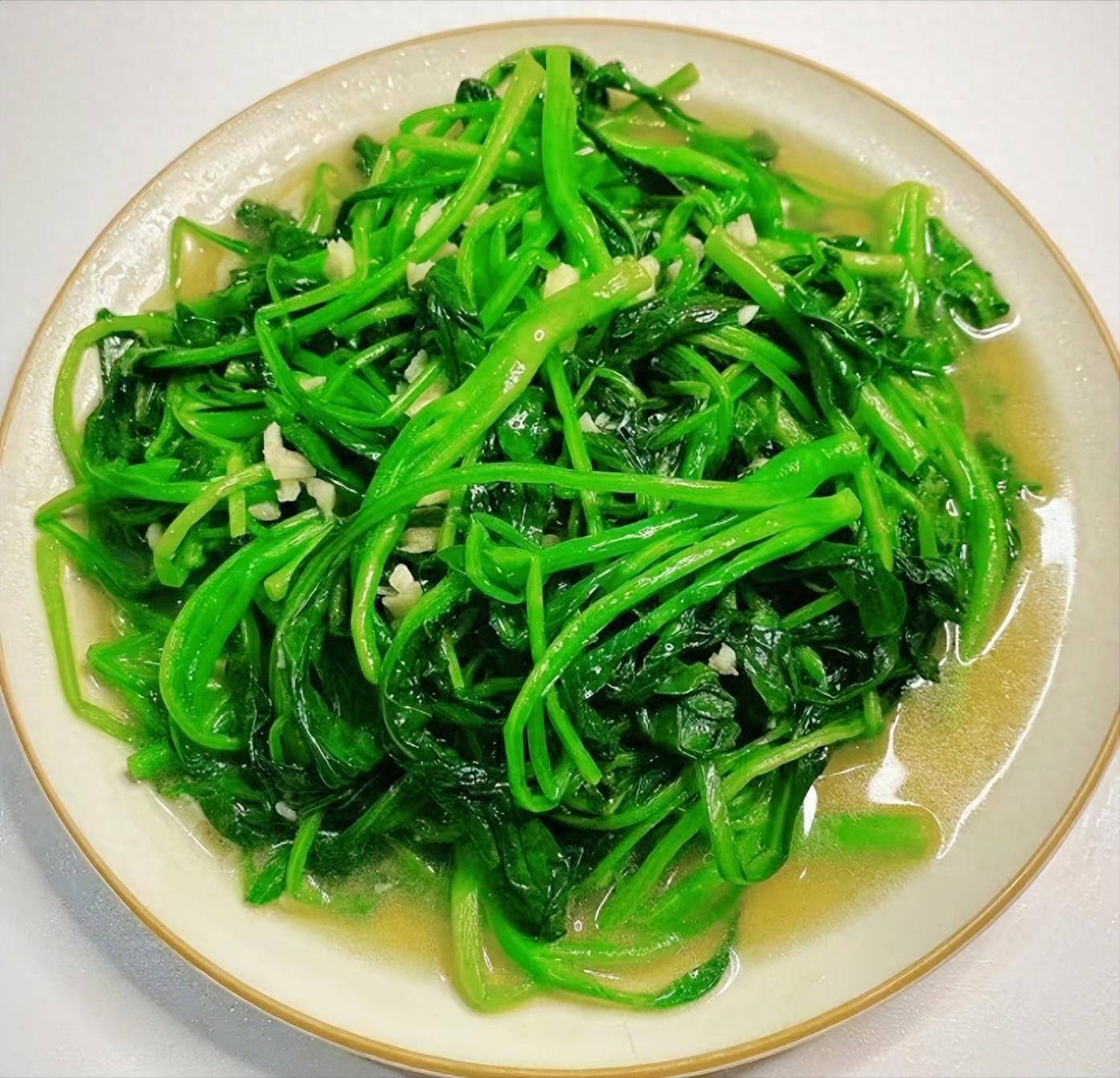 Loại rau này có thể làm giảm ho có nhiều đờm và khó chịu ở cổ họng, Loại rau này giòn, ngon và rất bổ dưỡng.