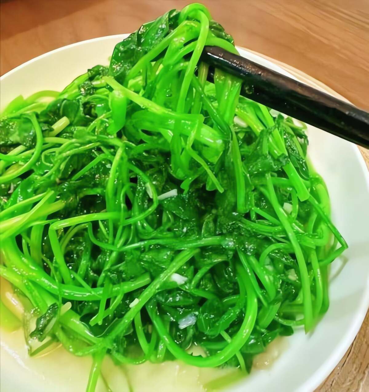 Hàm lượng vitamin C và chất xơ dồi dào trong loại rau này giúp bôi trơn đường ruột, giảm táo bón và làm mát cơ thể.