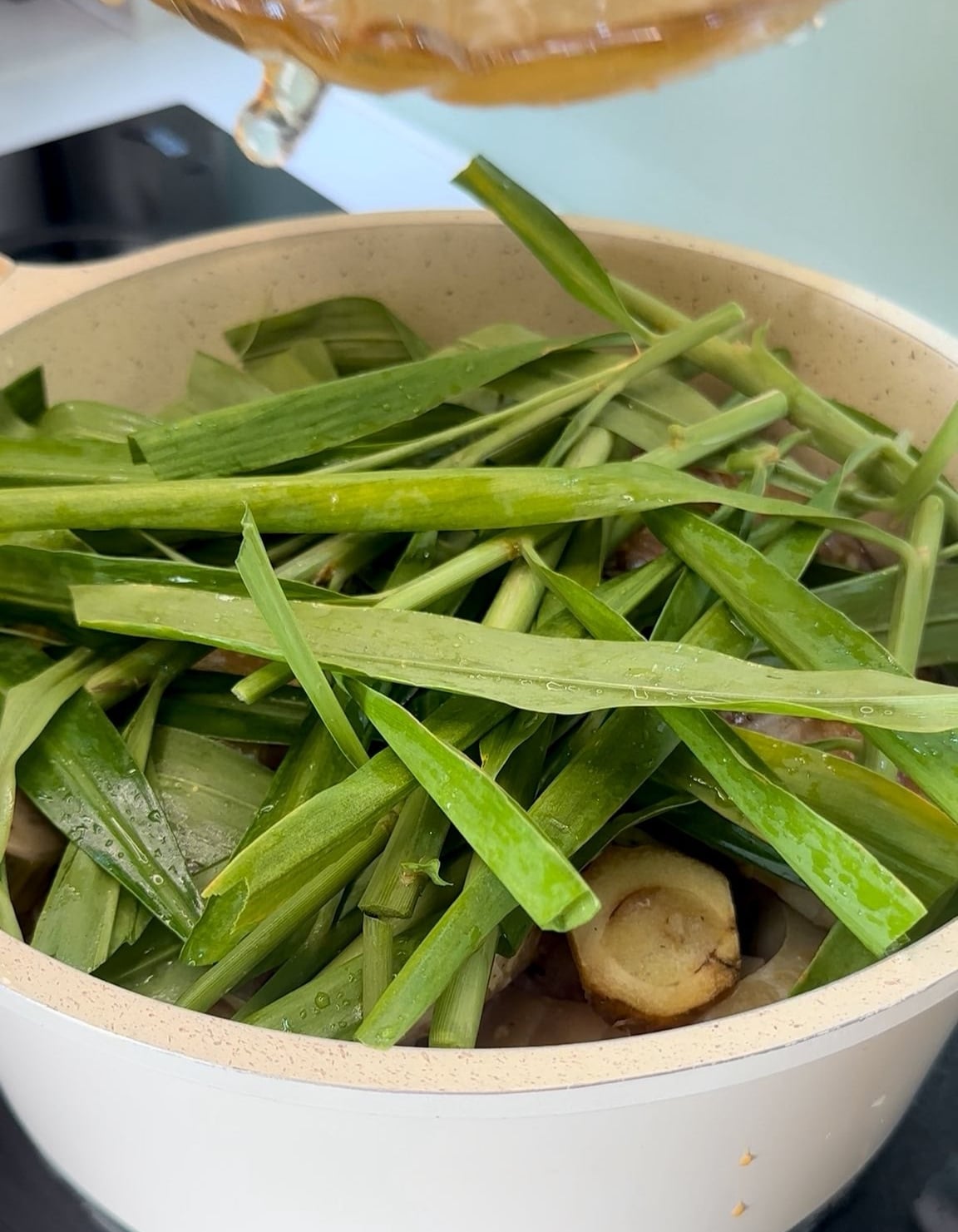 Cách kho cá với chuối xanh: Cho thêm lá giềng