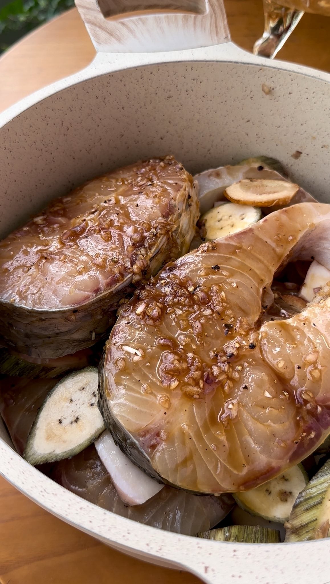 Cách kho cá: Ướp gia vị