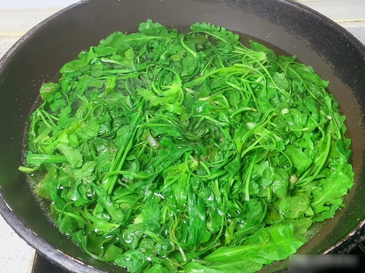 Bí quyết để bảo quản loại rau này là chần qua nước sôi.