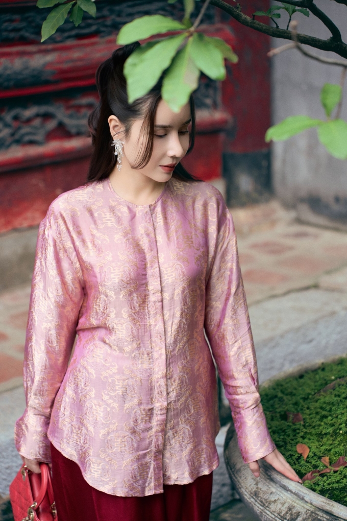 Khi trò chuyện với MC Nguyên Khang trong một talshow trước đó, Lưu Hương Giang tự nhận xét gương mặt mình hài hòa. Cô tự tin với vẻ bề ngoài ở hiện tại, học cách không quan tâm những lời bàn tán. Tôi ban đầu cũng suy nghĩ nhưng sau này thấy việc làm đẹp cũng như cách mình sống. Trên đường mình đi sẽ có rất nhiều người nói ra nói vào và cũng sẽ có lúc mình quyết định đúng hoặc sai nhưng nếu không vững, mình sẽ trở thành người đẽo cày giữa đường, thay đổi theo ý của người khác, cô nói.