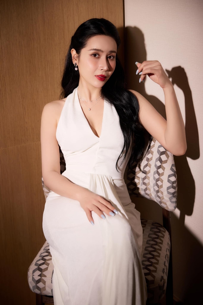 Theo Lưu Hương Giang, nhiều người nói cô quá khác, đập mặt đi xây lại so với thời mới vào nghề nhưng thực tế, cô chỉ sửa mũi. Nữ ca sĩ từng có nhiều năm tự ti vì nhược điểm cánh mũi to, phập phồng khi hát trước khi phẫu thuật thẩm mỹ. Cô cho rằng chỉ có bản thân biết mình thực sự muốn gì nên không cần phải quan tâm đến những lời miệt thị của người khác.