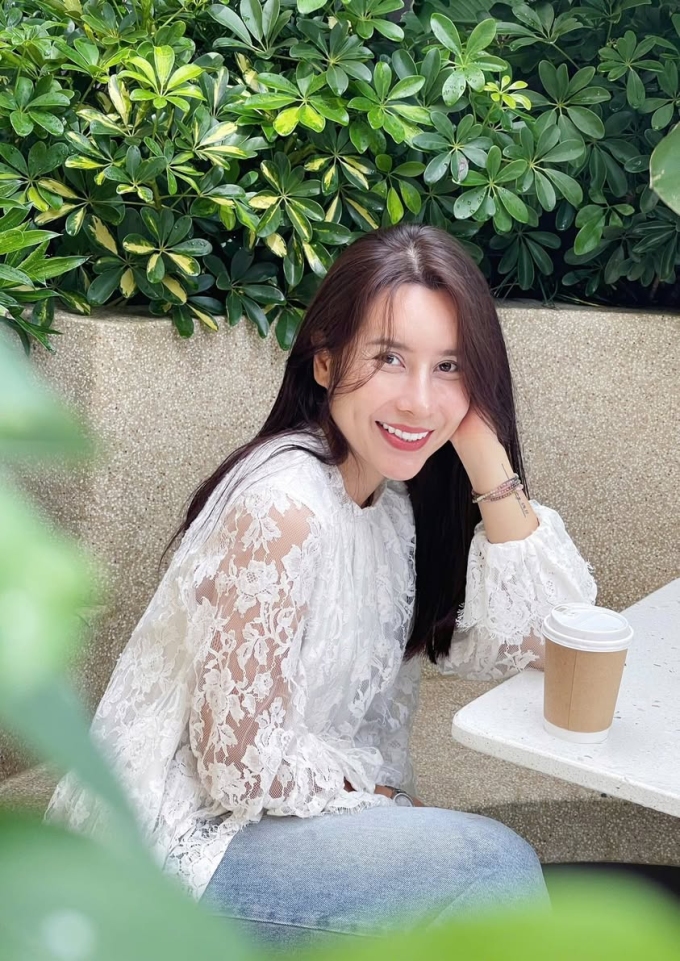 Cô thường không trang điểm cầu kỳ, gần như chỉ đánh son ở đời thường.