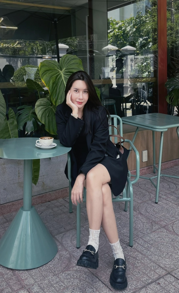 Nữ ca sĩ trong một lần đi cafe cùng bạn bè ở TP HCM.