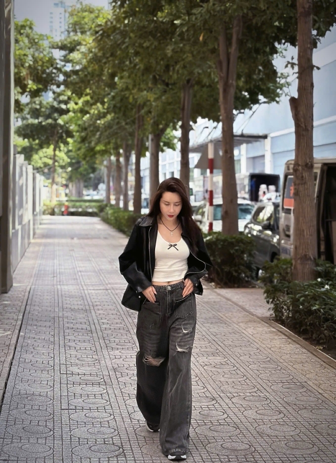 Ở đời thường, Lưu Hương Giang yêu thích phong cách năng động, trẻ trung với quần jean phối với sneakers, áo phông hoặc áo hai dây tôn vẻ sexy.