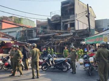 CLIP: Cháy liên hoàn 4 căn nhà ở phường Bình Đông (TP.HCM), thiệt hại tài sản nặng nề