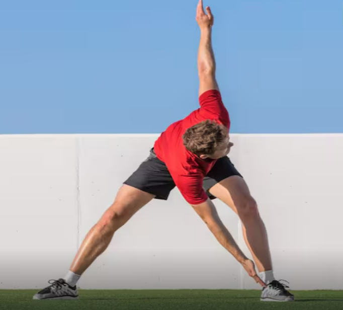 Chạm ngón chân chéo người khi đứng.