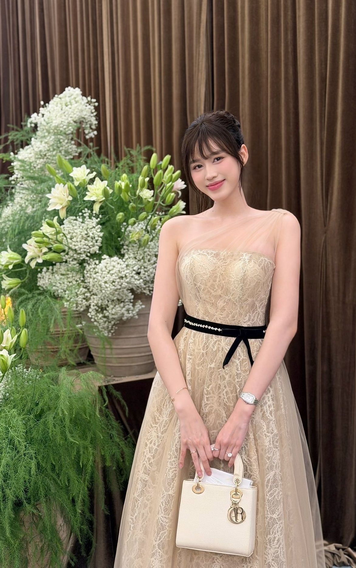 Cuối năm 2025, Đỗ Thị Hà dự đám cưới bạn thân ở Hà Nội. Cô chọn váy ren kết hợp voan xuyên thấu ở phần vai, tôn xương quai xanh. Trang phục có giá bình dân khoảng 2,6 triệu đồng. Cô tăng điểm nhấn bằng việc kết hợp chiếc thắt lưng đính đá ánh kim.