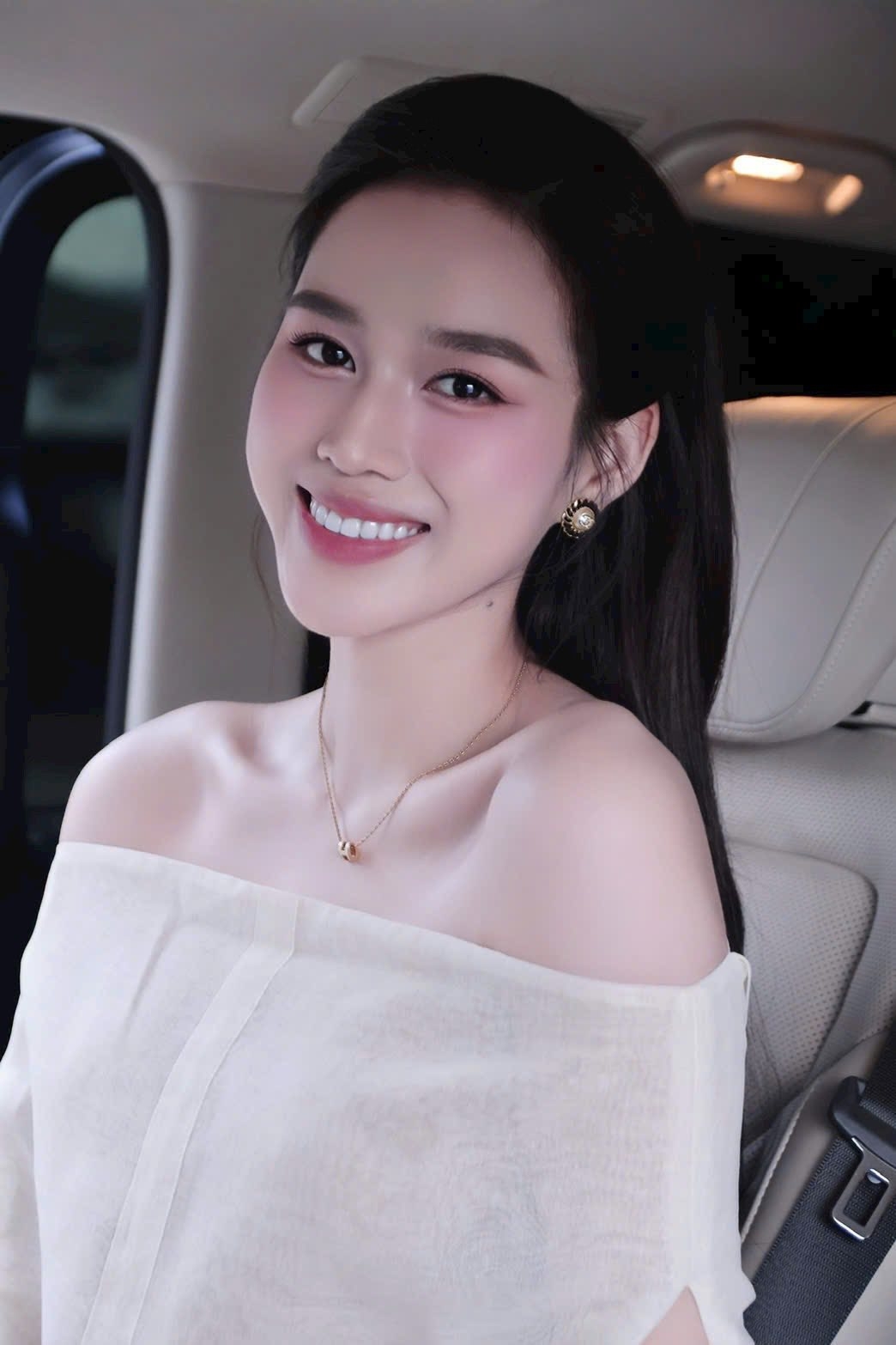 Quân Nguyễn - Pu Lê chọn lối trang điểm ngọt ngào, làm kiểu tóc tự nhiên cho Đỗ Thị Hà. Chủ đề Thời trang dự đám cưới của Đỗ Thị Hà nhận lượt thảo luận lớn, trong đó nhiều bình luận khen phong cách.