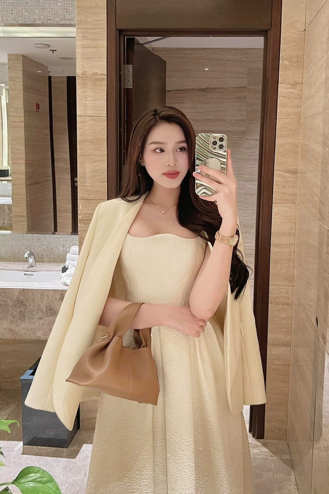 Váy áo gam màu trung tính gồm be, nâu, hồng nhạt, kem là lựa chọn yêu thích của Đỗ Thị Hà. Hoa hậu cho biết các màu sắc này dễ kết hợp phụ kiện, lại không lấn át cô dâu.