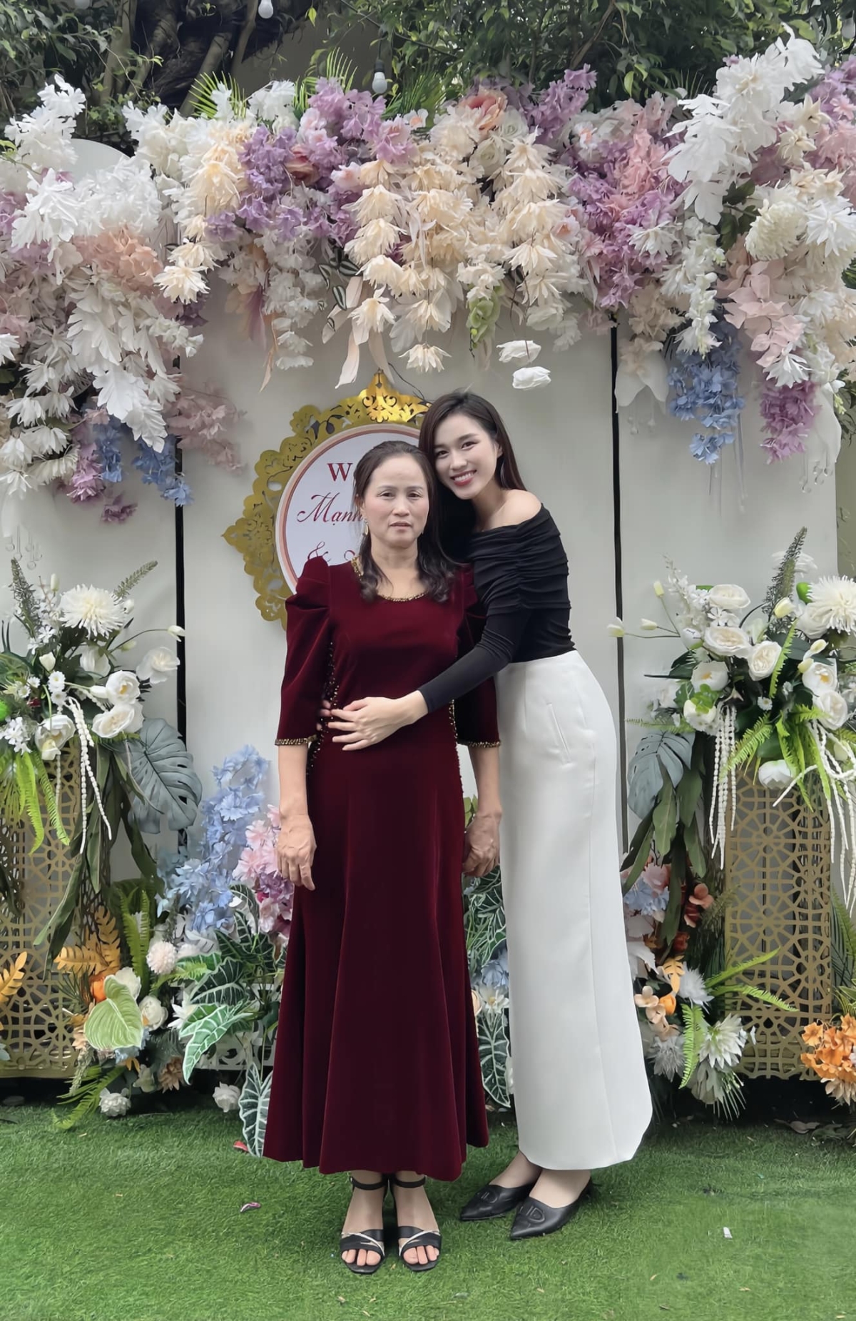 Hoa hậu kết hợp trang phục đơn sắc với giày bệt trong một lần cùng mẹ dự ngày vui của người thân.