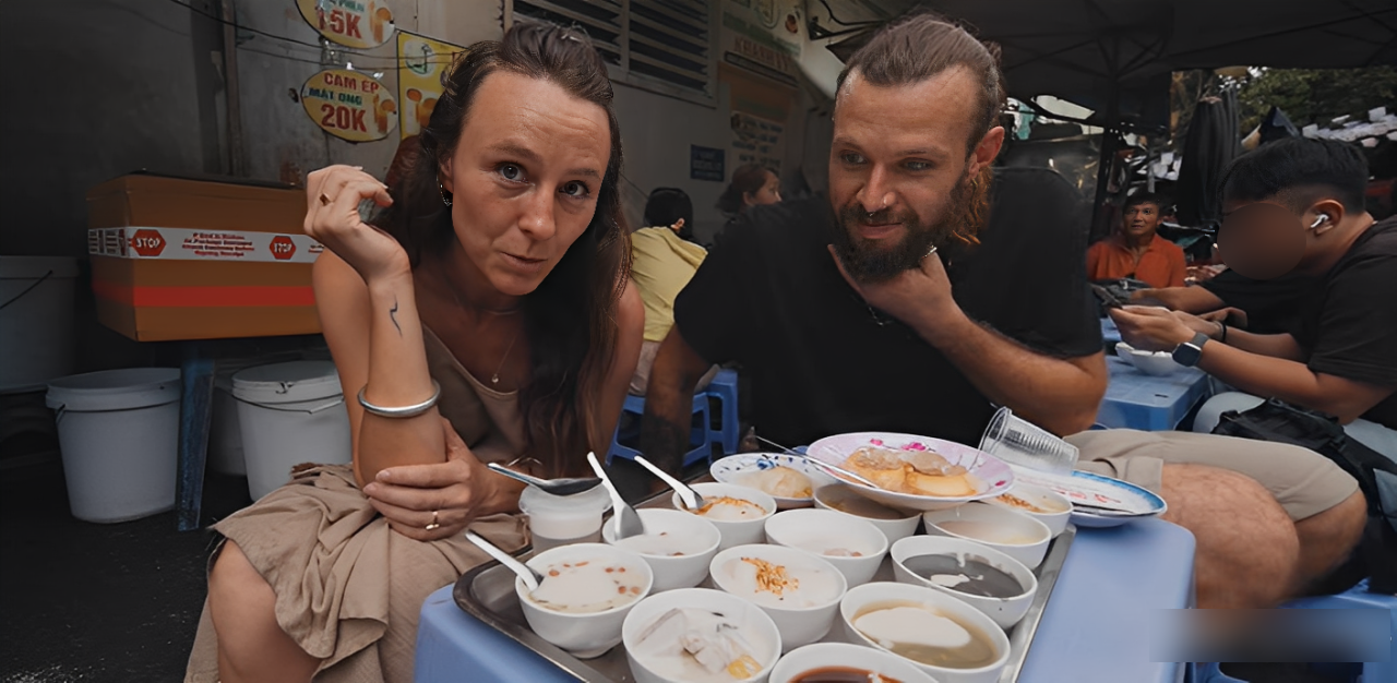 Vợ chồng Silke và Kieran thưởng thức món chè mâm ở vỉa hè TPHCM