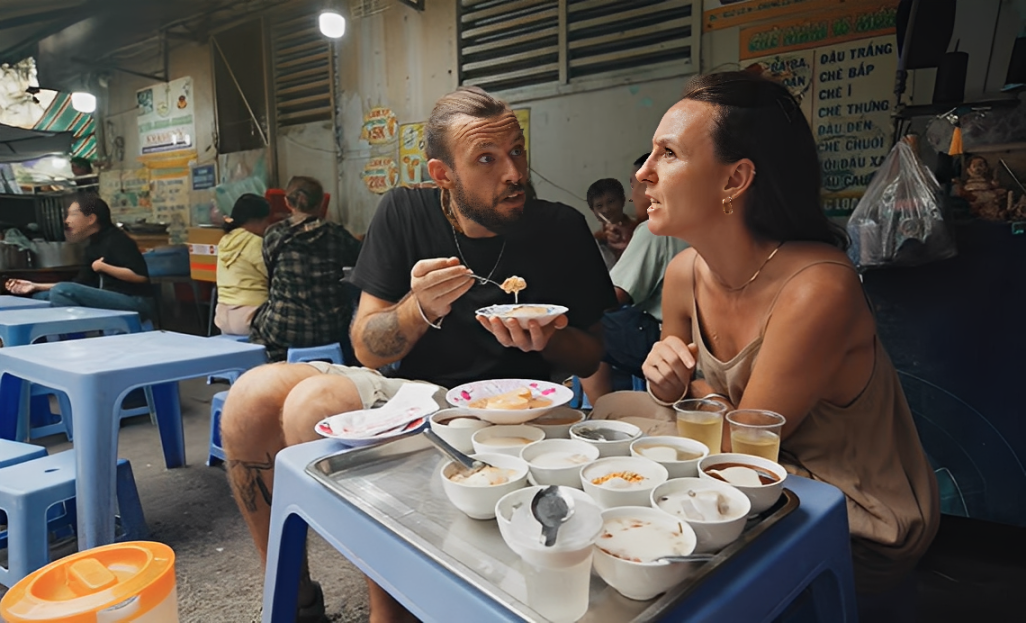 Hai vị khách Tây gọi một mâm chè đầy đủ gồm 16 món, giá 142.000 đồng