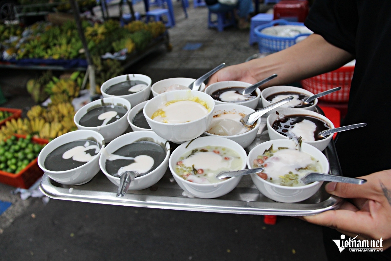 Các món chè được phục vụ theo từng chén nhỏ, thực khách có thể nếm thử nhiều hương vị mà không sợ ngán hay no. Ảnh: Hà Nguyễn