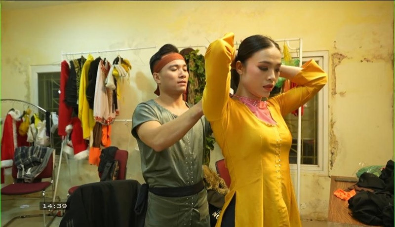 Hai vợ chồng trong hậu trường chuẩn bị cho các tiết mục.